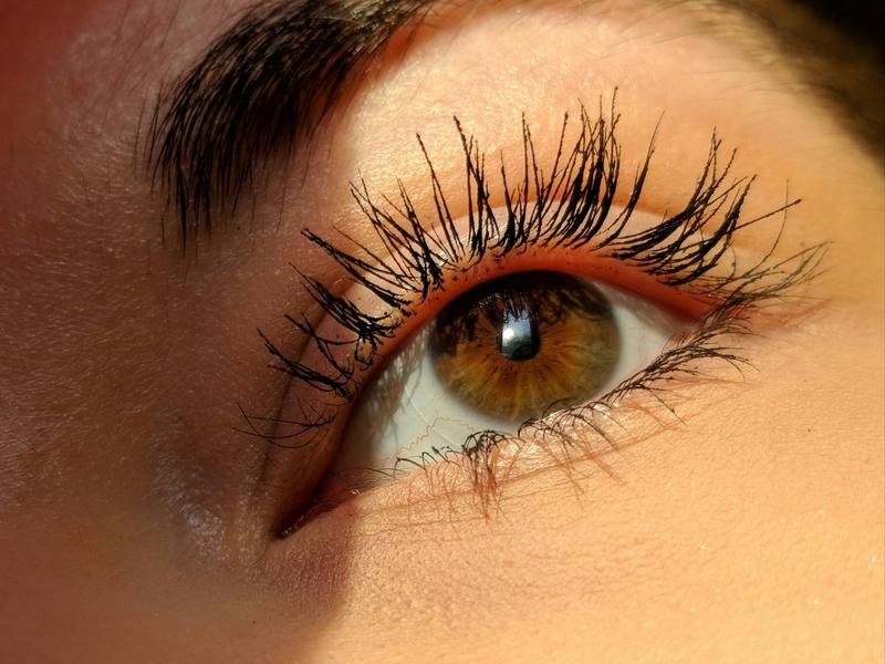 Mirada con pestañas largas y cejas definidas