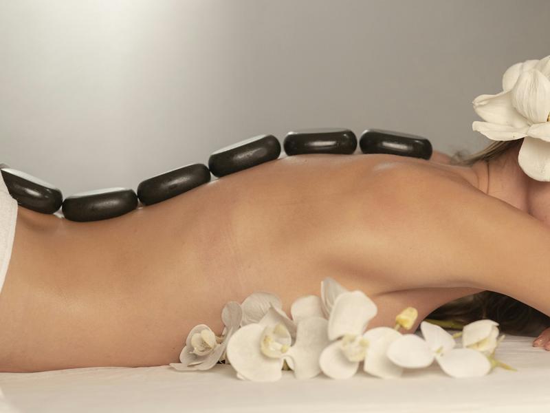 Tratamiento corporal relajante con piedras calientes