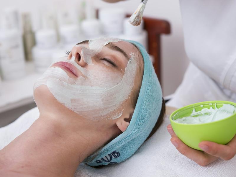 Tratamiento facial con mascarilla hidratante