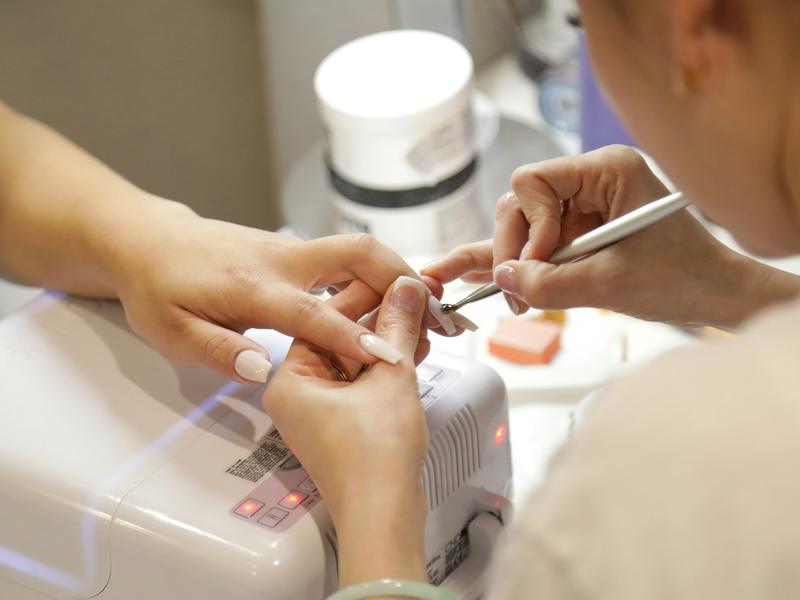 Manicura profesional en el centro de uñas